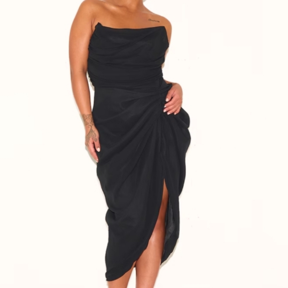 Pretty Little Thing deep navy blue ruched draped strapless dress. Size 4